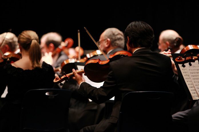 orchestra-2098877_960_720-696x464