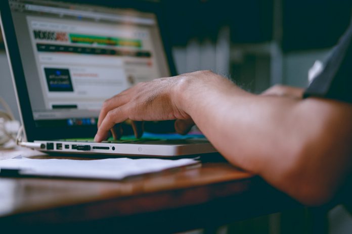 photo-1509381488012-29d23e254085