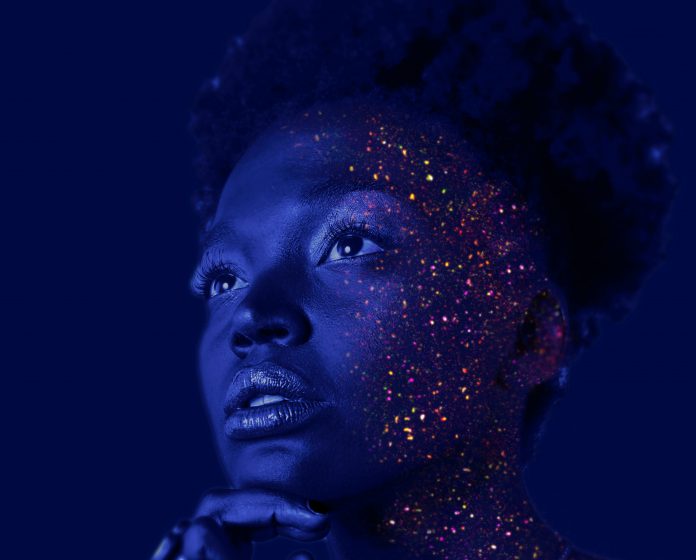 fashion-photography-of-woman-hands-on-chin-with-glitter-1081685